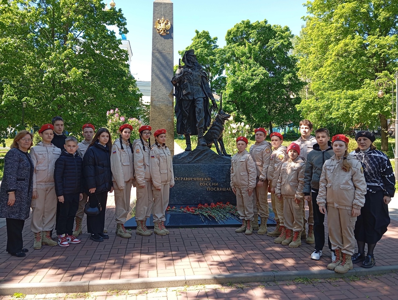 Возложение цветов к Мемориальным доскам.
